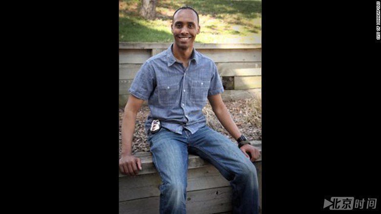 美国警察枪杀澳洲女子案线索公开 生前连打两