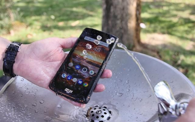 一款国产神机出现,与三星S9防水级别一样,比小