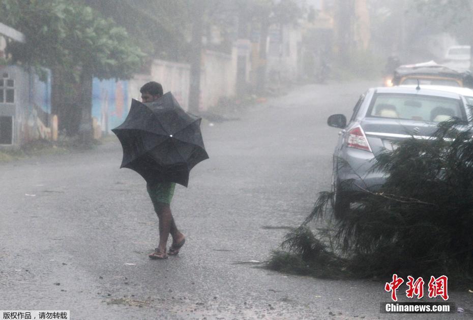 当地时间10月11日，气旋风暴“提特里”（Titli）横扫印度东部奥里萨邦地区，引发狂风暴雨。据外媒报道，“提特里”的风力在孟加拉湾上空加强，成为“非常严重的气旋风暴”，于11日上午在印度东岸的戈巴尔布尔登陆。印度东部沿海的奥里萨邦政府10日已从五个沿岸地区疏散了30多万人，并下令关闭当地的学校和托儿中心，同时提醒渔民不要出海。