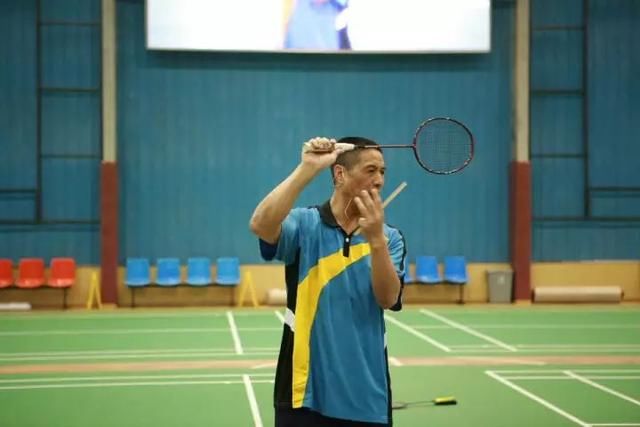 握拍姿势正确,手指手腕灵活运用,才能有啪啪啪