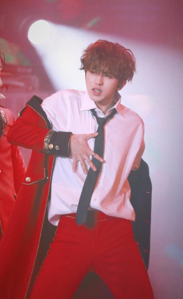 蔡徐坤:深圳见面会,台下粉丝举的标语亮了!网友