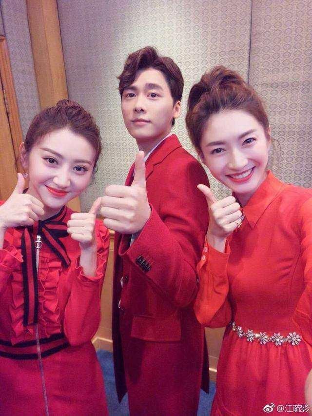 春晚现场,景甜跷二郎腿被骂腿粗,而王俊凯这个举动,让人拍手