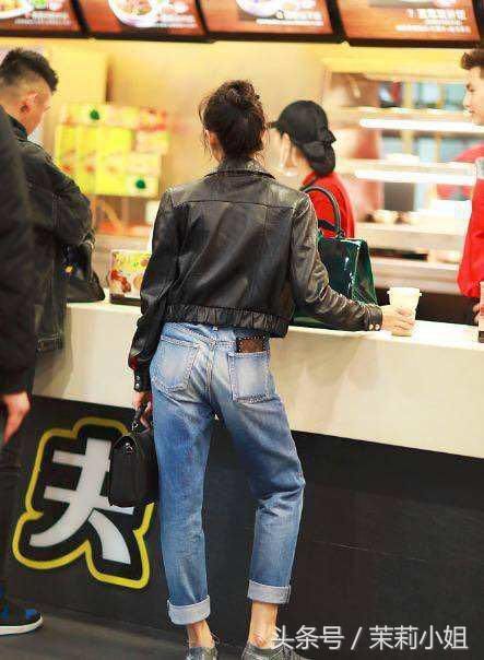 女星的背影照,赵丽颖杨幂一眼认出,她却惨不忍