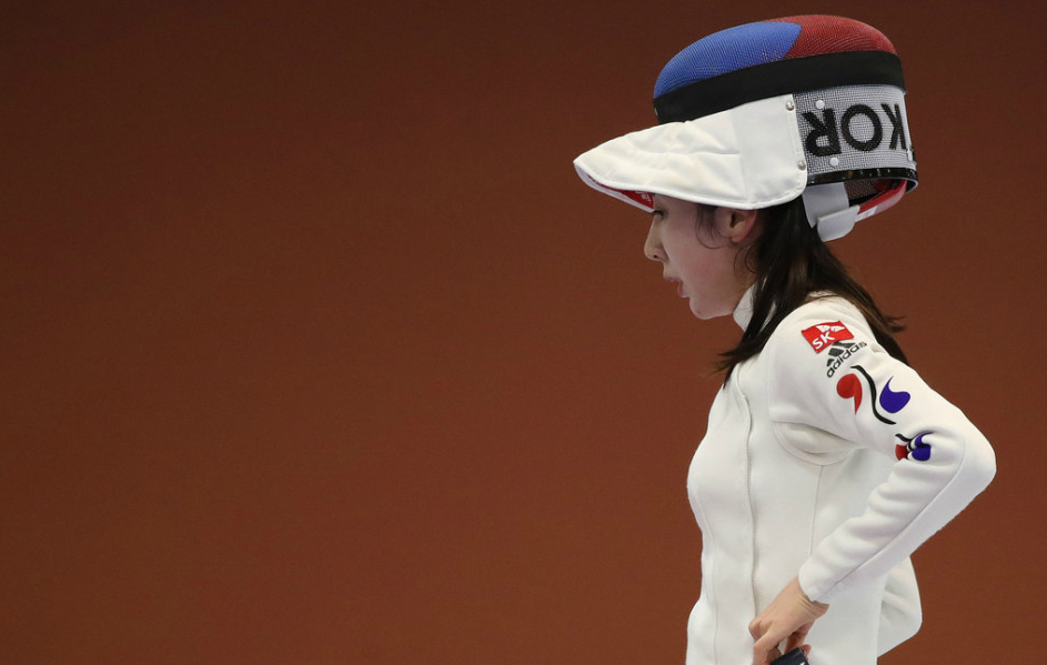 北京时间8月2日，重剑名将申雅岚领衔韩国击剑队训练备战。在伦敦奥运会上。她曾因不满裁判判罚，静坐痛哭一小时而闻名。图为：申雅岚训练特写