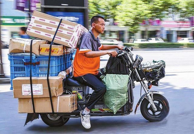京东配送员和顺丰快递员那个工资高?看到他们