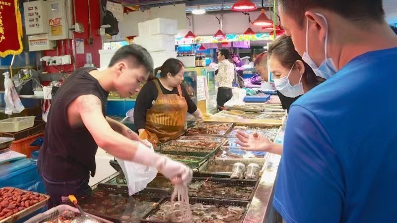 “能吃一天吃一天”!北京海鲜市场生意比之前还好 “能吃一天吃一天”!北京海鲜市场生意比之前还好