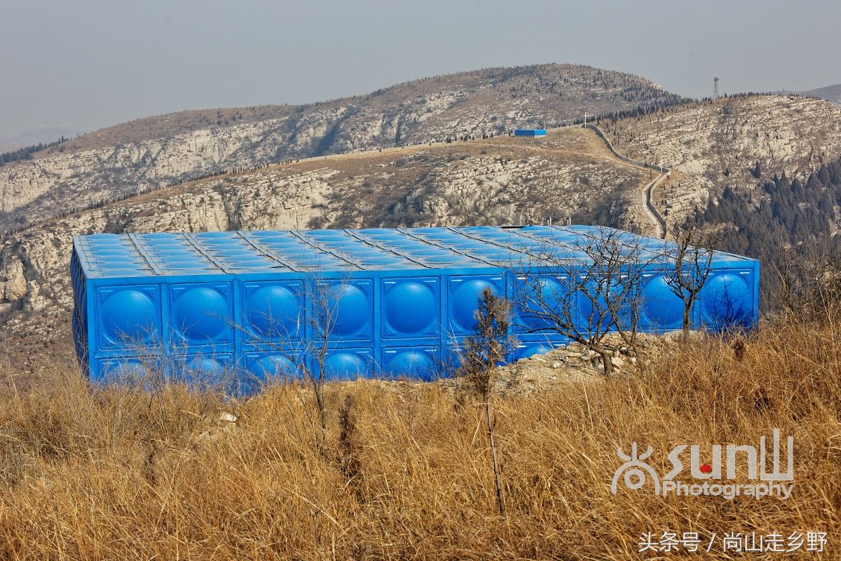 山顶上修建的蓄水池除了造价不菲的庞然大物外