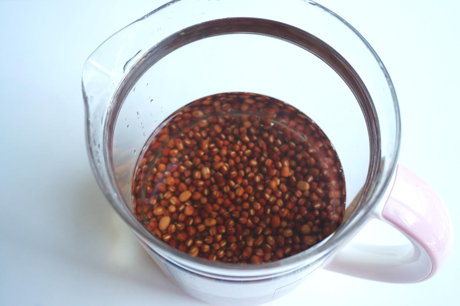 这碗红豆煮得又甜又整齐,凉吃爽快,热吃补气血,赶快来一碗!