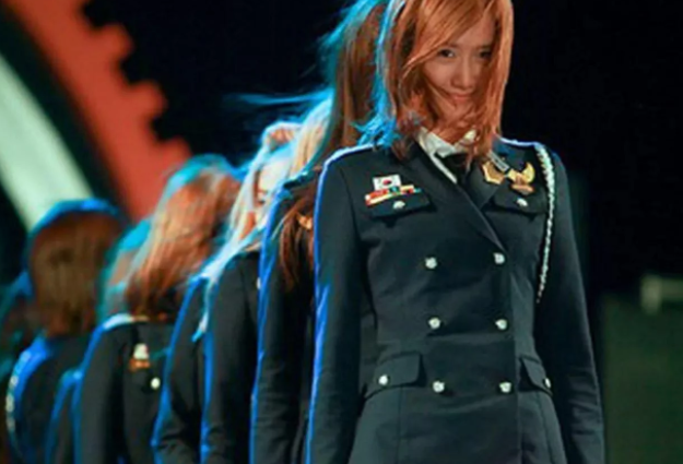 图注：韩国人气颇高的美女组合军装照很惊艳