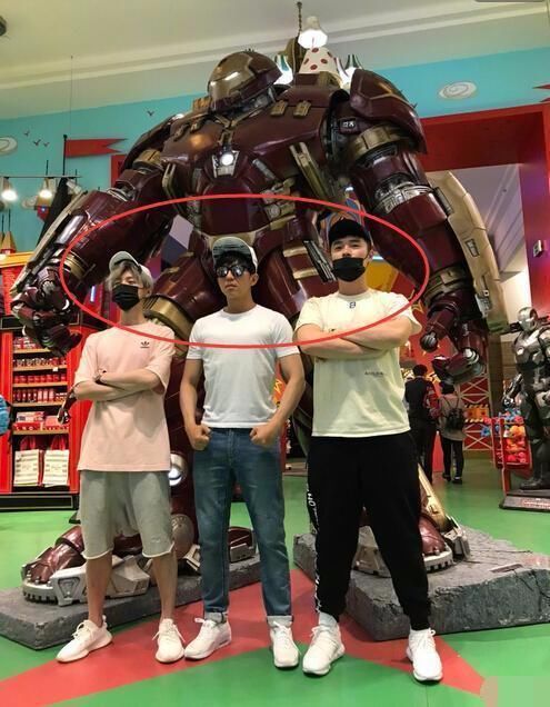 鹿晗、Baby穿同款鞋亮相,尴尬了这次Baby又被