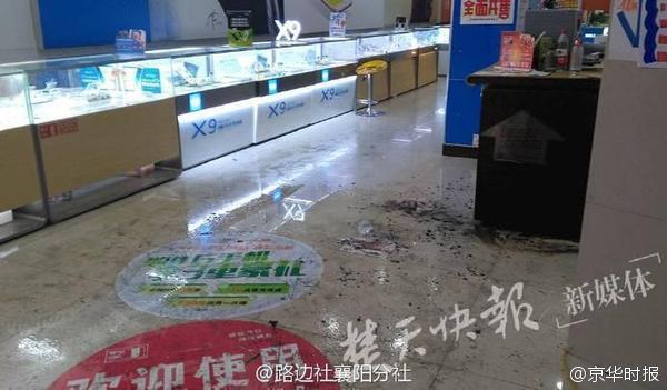 女子因感情纠纷被泼汽油 头和手被烧黑