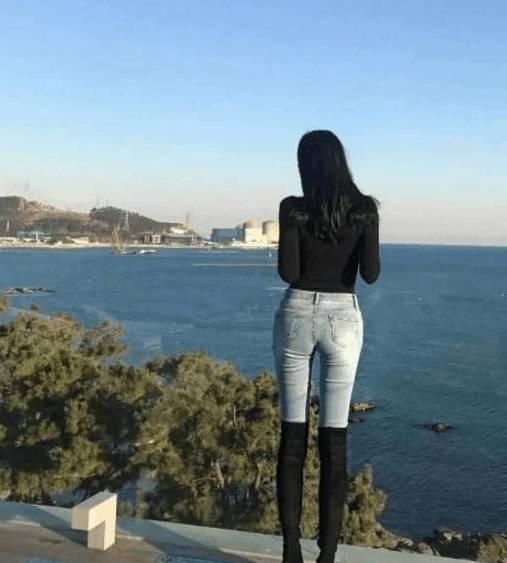 海边的牛仔裤美女,搭黑色长筒靴实在太显身材