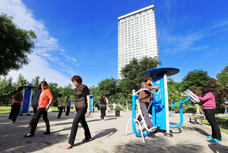 图为孝义市民利用广场健身器材锻炼身体.图片来源:孝义网