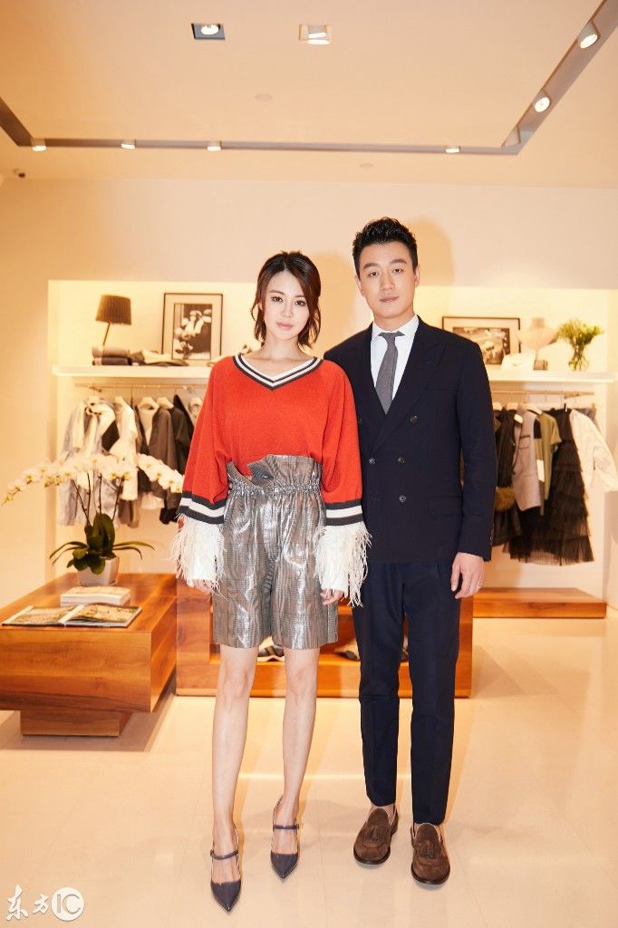 佟大为关悦夫妇盛装出席某新店参与开幕剪彩活动!