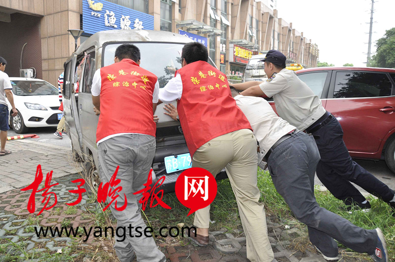 僵尸车集中整治获市民拍手叫好 交警:不及时