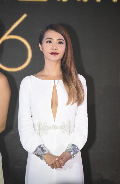 36岁蔡依林中门大开太性感 网友:该嫁了