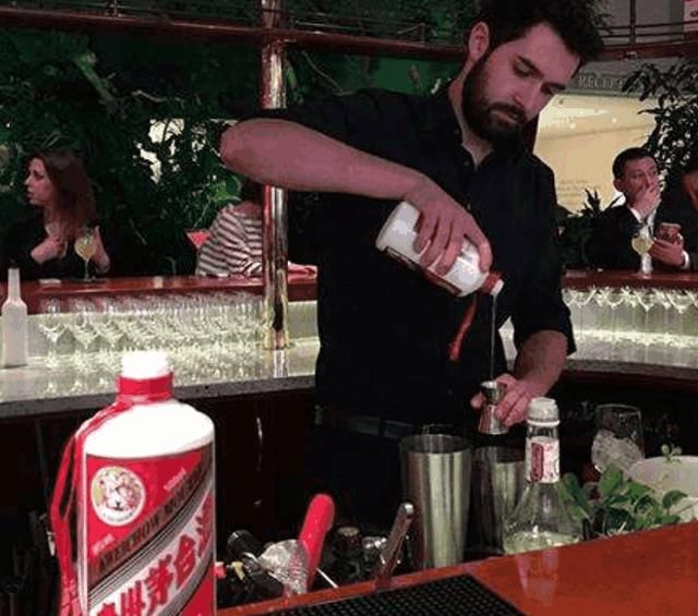 我国游客在日本免税店抢购茅台,这是为何呢?网