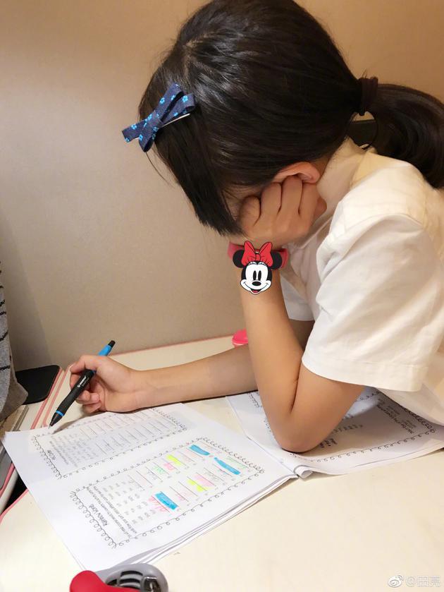 田亮晒森碟学习照 紧张女儿十年后高考