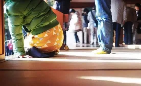 去日本餐厅吃饭要脱鞋,游客脚臭怎么办?你觉得