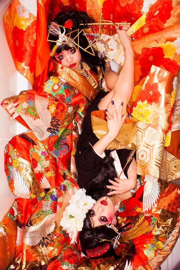 这系列都是在模特儿家中拍摄的,我让两个人一起睡在浴缸里,日本的浴缸都特别特别小,他们之间几乎需要完全肉体相贴,才能一同躺下,这种肌肤接触后产生的粘合感与紧凑感我觉得特别有趣。