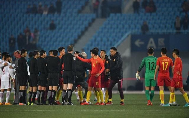 国足被伊朗裁判欺负,却有人嘲讽批评辱骂国足