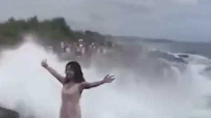 女孩在巴厘岛海边拍照 一个巨浪瞬间将她卷走 女孩在巴厘岛海边拍照 一个巨浪瞬间将她卷走