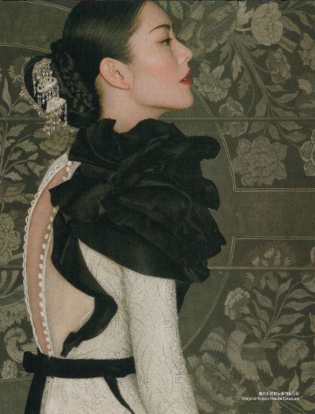 侧脸也是美到无可挑剔。