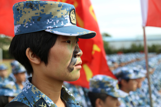 看着训练场上班长演示的，日常行为规范、单兵军事技能、刺杀操、消防灭火等多个训练科目。