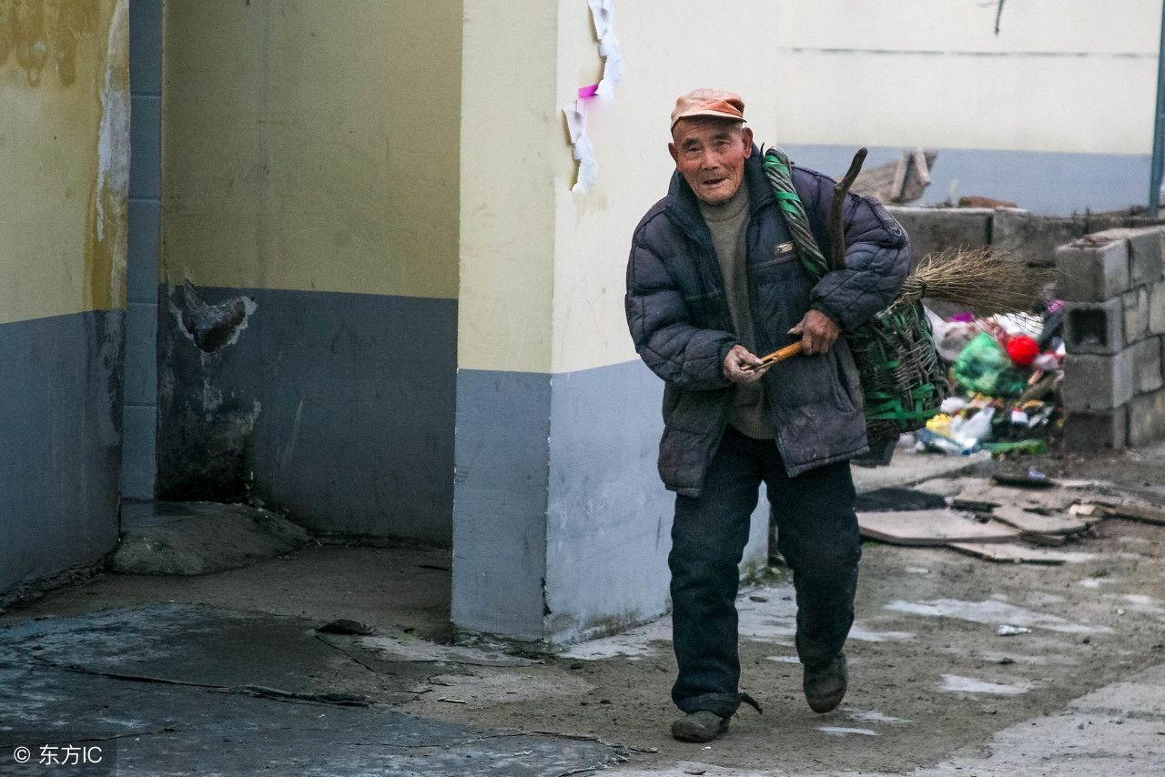 82岁老人承包四个公厕长达6年,每天的早餐就是一块鸡蛋糕