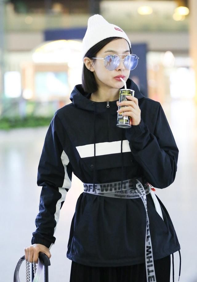 宋茜现身机场,卫衣搭配百褶裙好时髦,网友:腰带