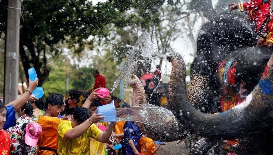 泰国庆祝宋干节 狂欢者和大象互泼水