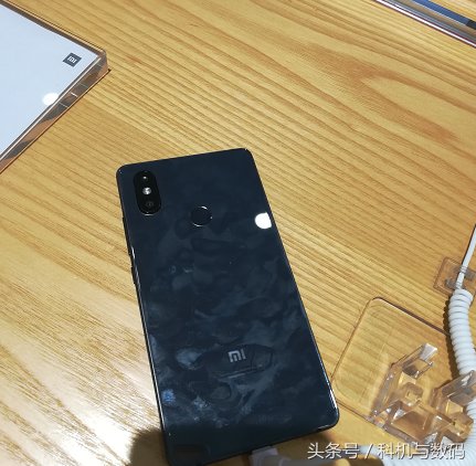 小米8SE和小米8一比,确实是比较难看的,方方的