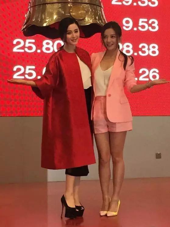 别只盯着女星,男明星也有小心思,蔡徐坤拍合照