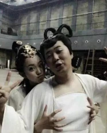 范冰冰吃蜘蛛,吴奇隆脚踩刘诗诗,明星搞怪自拍