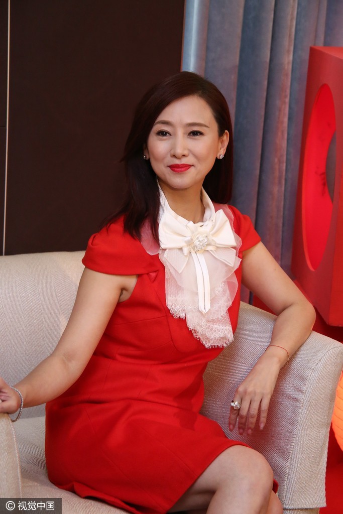 48岁翁虹冻龄雪肤不老 喜气红裙妩媚甜笑