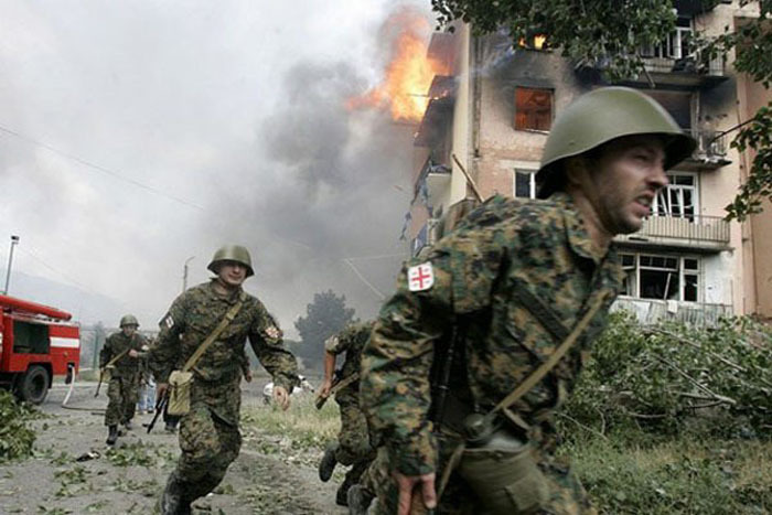 西方有分析家说，如果说俄罗斯不是为了向西方示威，也许这有点自欺欺人，格鲁吉亚总统的决定过于鲁莽，因为西方不会为了该国开战，尤其当对手是俄罗斯的时候。图为格鲁吉亚军队紧急应对俄军空袭。