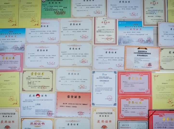 拿国家励志奖学金，多次获得校级一二等奖，成了她们每学年必打卡的项目，四年以来，6405宿舍的奖助学金累计达到16W+。保证学业成绩的同时，全国大学生计算机设计大赛、全国大学生电子电路设计大赛、全国大学生数学建模竞赛、大学生创新创业训练计划、暑期“三下乡”社会实践等竞赛活动总是少不了她们的身影。