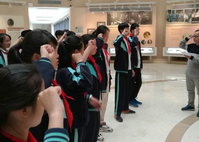 凤巢中学新团员入团退队仪式在苏步青励志教育馆举行