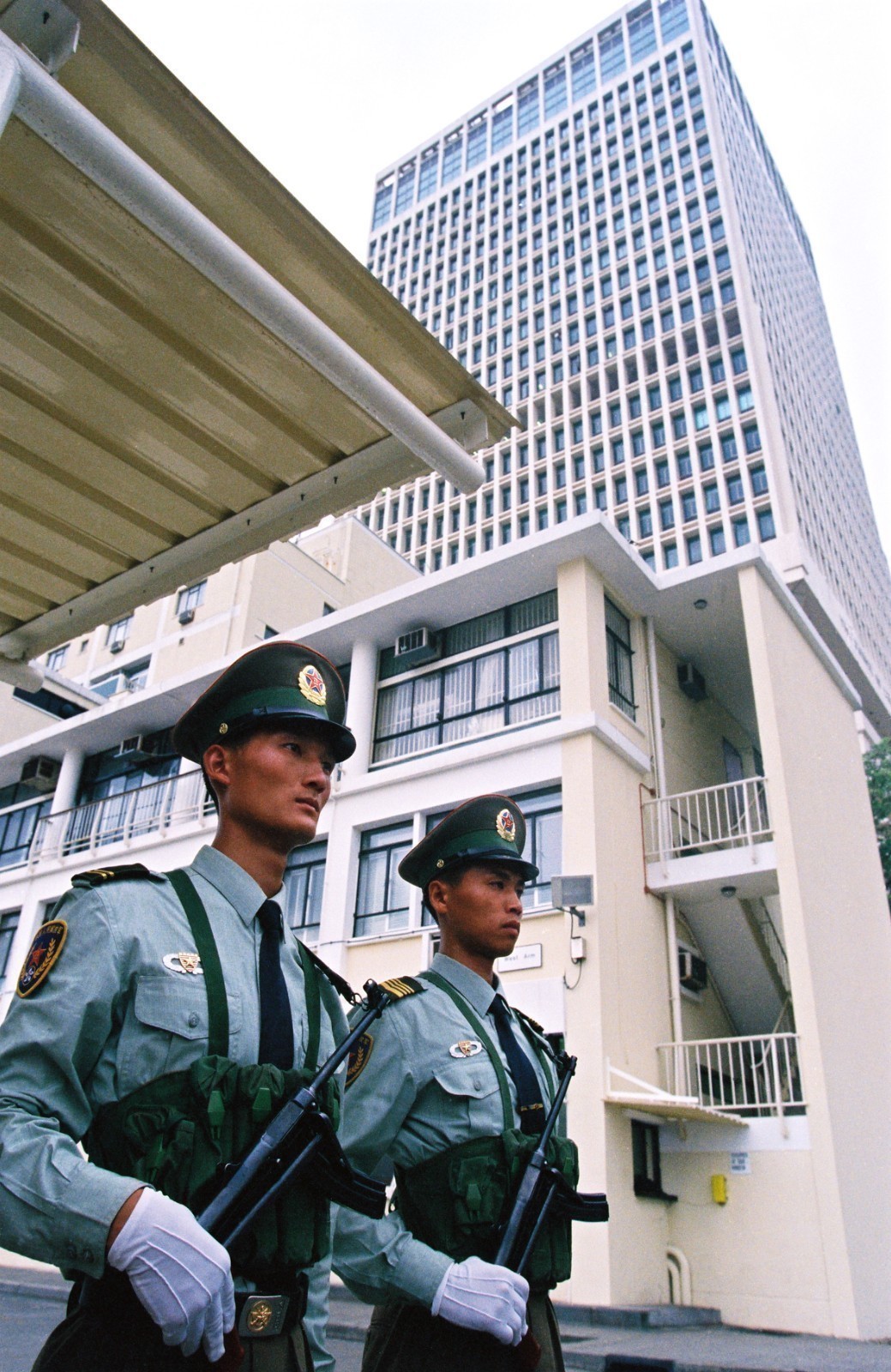 1997年7月1日零時起,中國人民解放軍駐香港部隊全部接管香港防務.