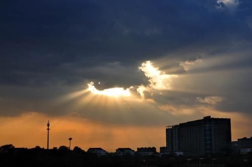 形容雨过天晴的诗句 千里莺啼绿映红水村山郭