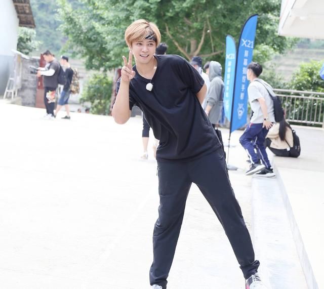 王嘉尔、张艺兴录节目昏倒粉丝心疼,他身体不