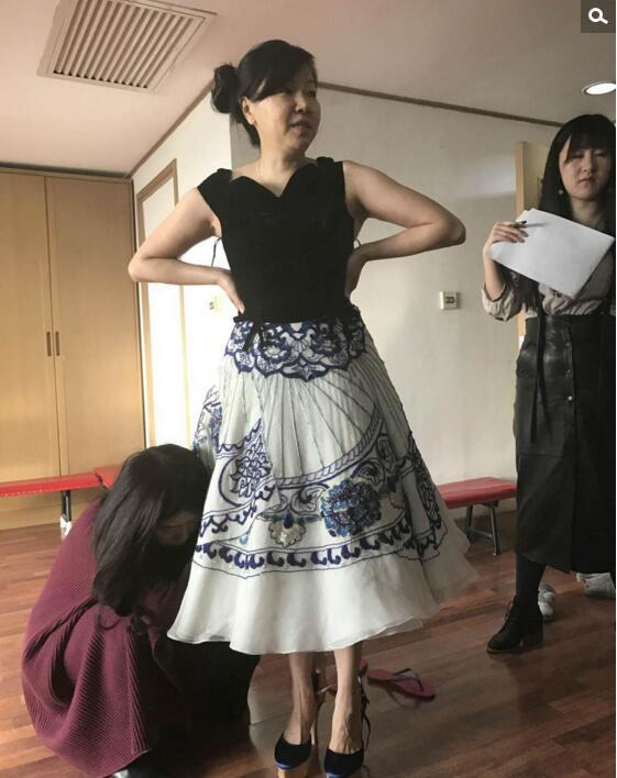 跳水队试礼服 任茜穿高跟鞋配蓝色旗袍