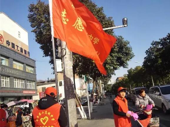 息县二高参加文明交通引导志愿服务活动