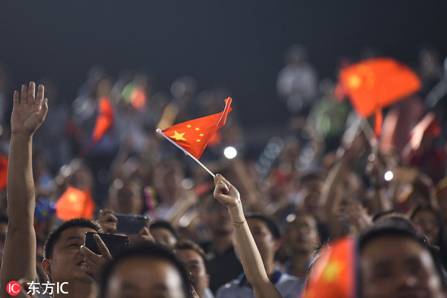 4-2胜纳米比亚 U23国足队员赛后谢场 中国球迷