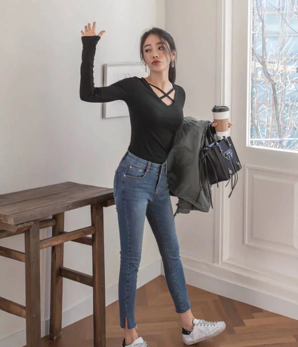 街拍:性感的牛仔裤美女,身材比例很好,衬托精致