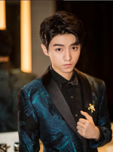 TFBOYS王俊凯18岁以身价2.48亿成富一代,家