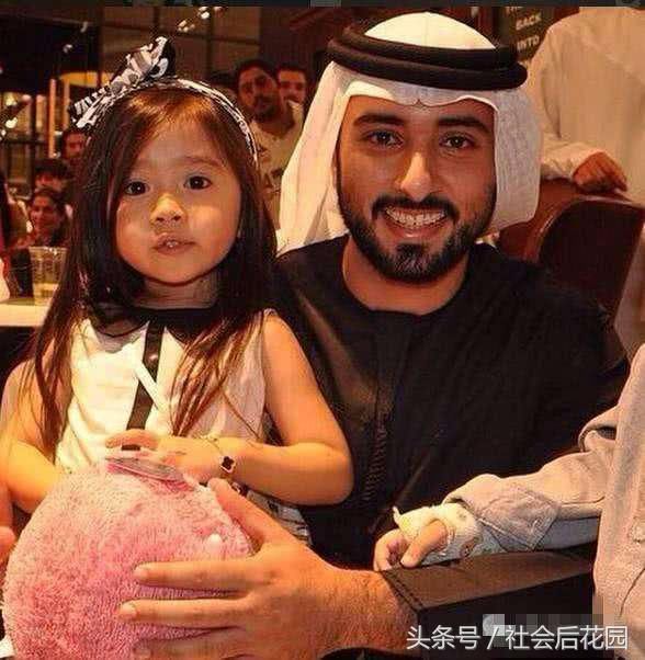 网红小女孩认了个迪拜土豪做干爹,如今全家搬