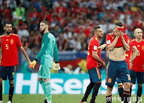 西班牙队出局成必然,皇马挖主教练,巴萨送点球