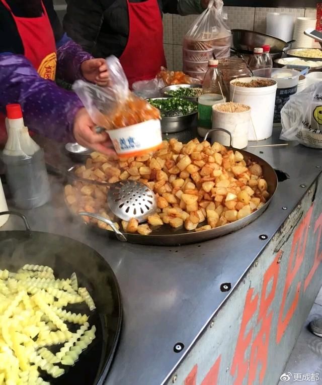 成都街头经典小吃推荐!现做现炸,排队也要吃,人均不过十块钱!