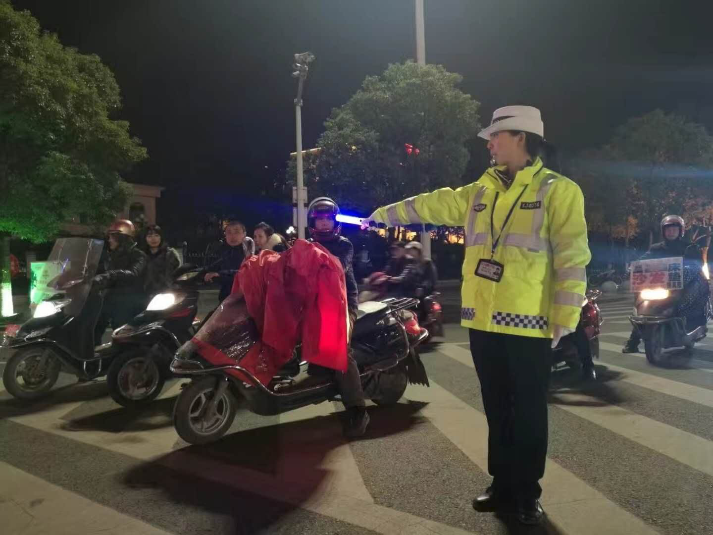 衡阳蒸湘交警春节期间保交通畅通